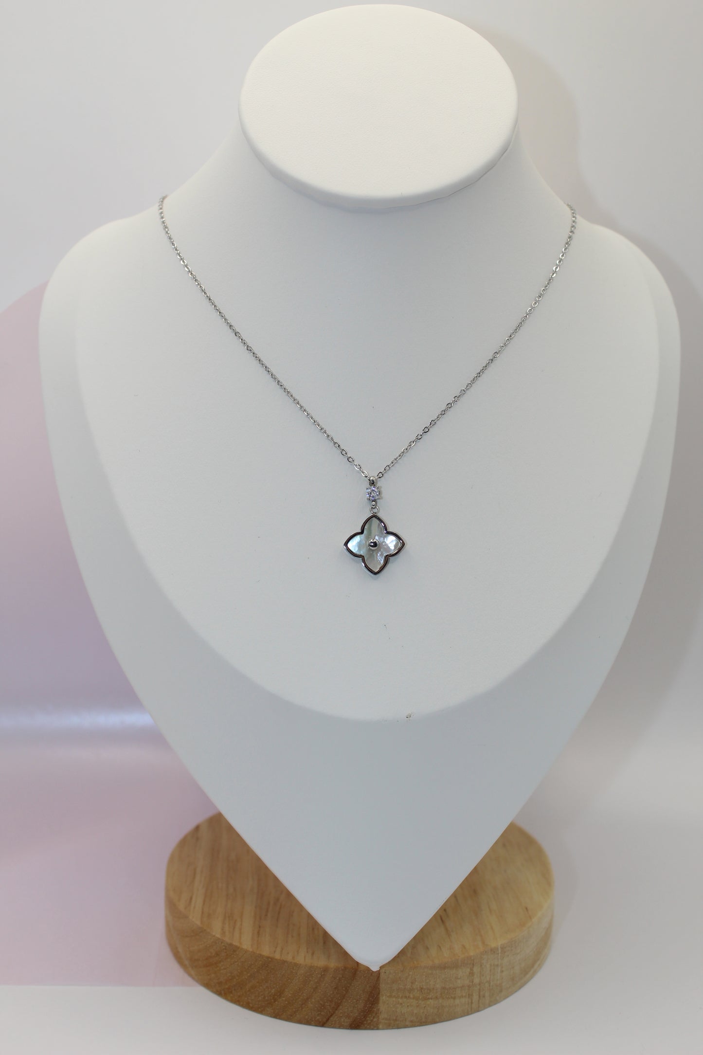 Collier fleur nacre avec strass