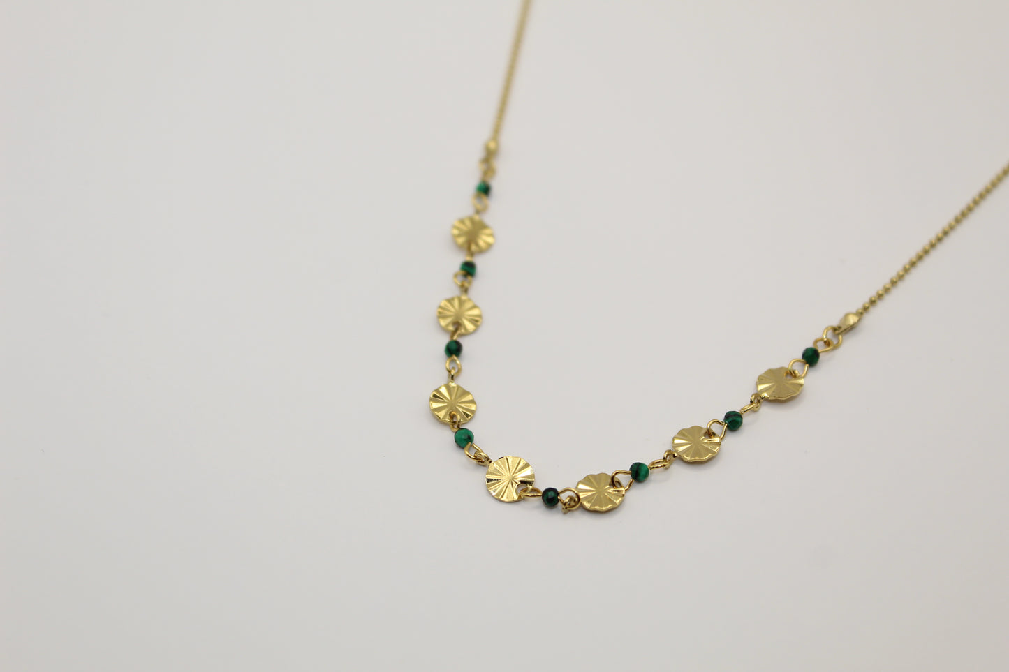 Collier soleil vert